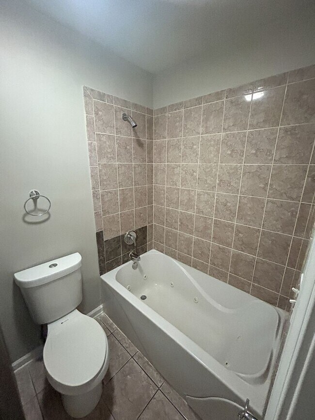 Building Photo - Sunny and Spacious 3 Bed, 2 Bath