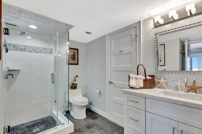 Building Photo - 16910 W Bay Dr