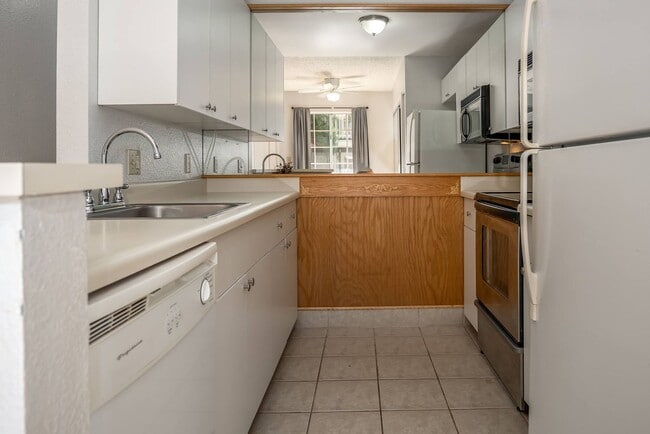 Building Photo - Remodeled 2 Bed / 1.5 Bath at Kihei Villag...