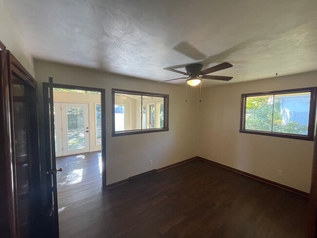 Building Photo - Beautiful 3 bedroom 2 bath home located in Southern Hills Subdivision
