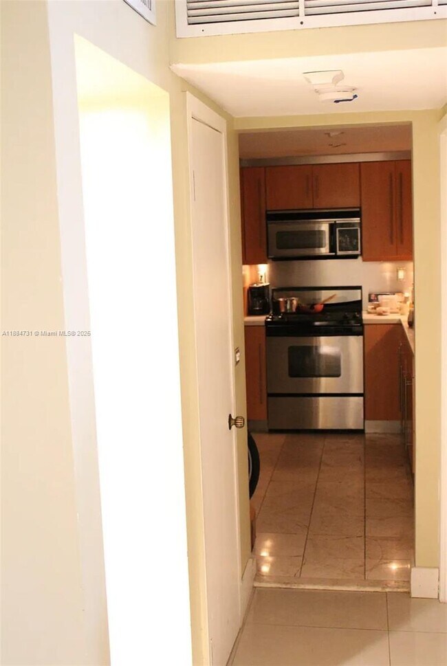 Building Photo - 9500 W Bay Harbor Dr