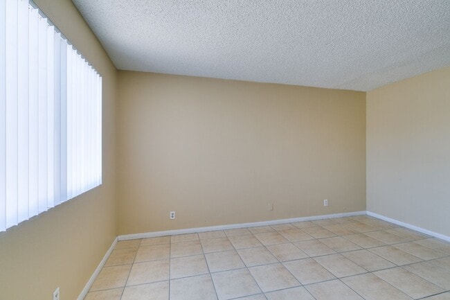 Building Photo - Cozy 2BR/2BA in Spring Valley Near the Strip