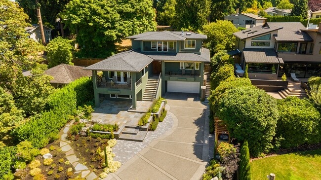 Building Photo - Exquisite Kirkland Estate - Lake Front Views