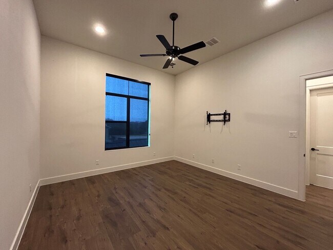 Building Photo - Town Creek CONDO! Large Balcony / Fridge, Washer, Dryer Included / Garage / NBISD