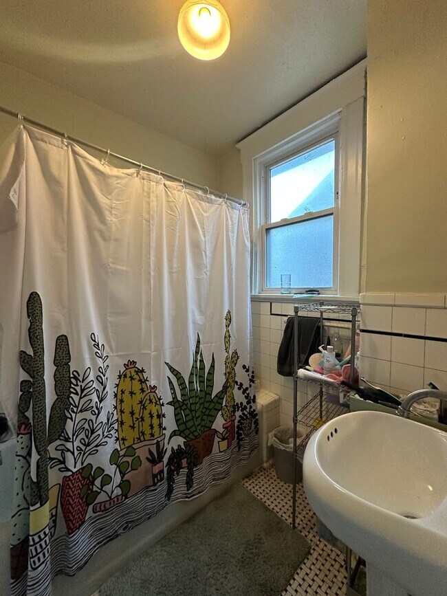 Building Photo - 5-6 Bedroom House in Clifton