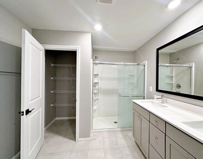 Building Photo - 4 BEDROOM + LOFT HOME IN GATED COMMUNITY