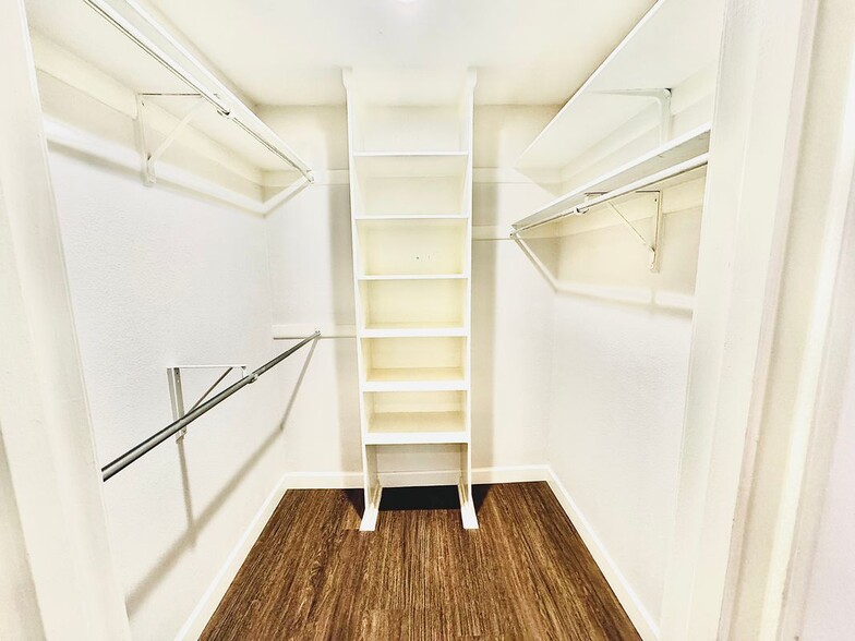 Building Photo - 2611 Eisenhauer Rd