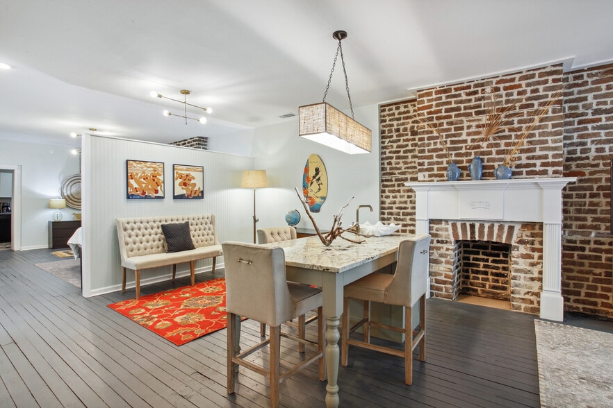 Building Photo - 208B W Hall St