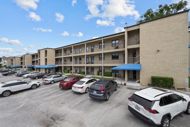 Building Photo - Newly Renovated 2BD/1.5 Bath Condo at Rege...