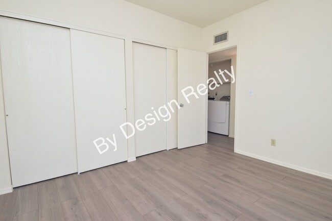 Building Photo - Pantano Parkway Townhome - Steps from The Loop