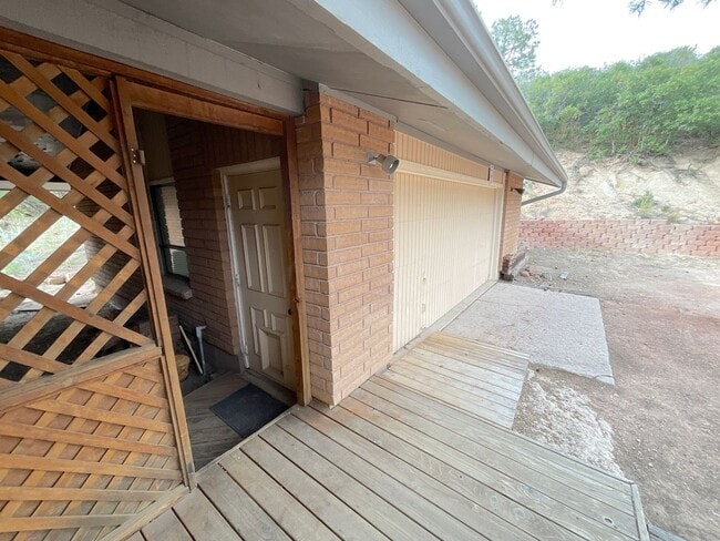 Building Photo - 5 Bedroom Home, 4.61 Acres, Available Near...