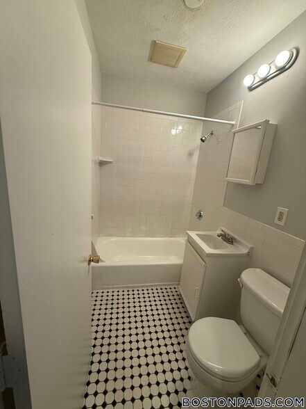 Building Photo - 44 Estes St