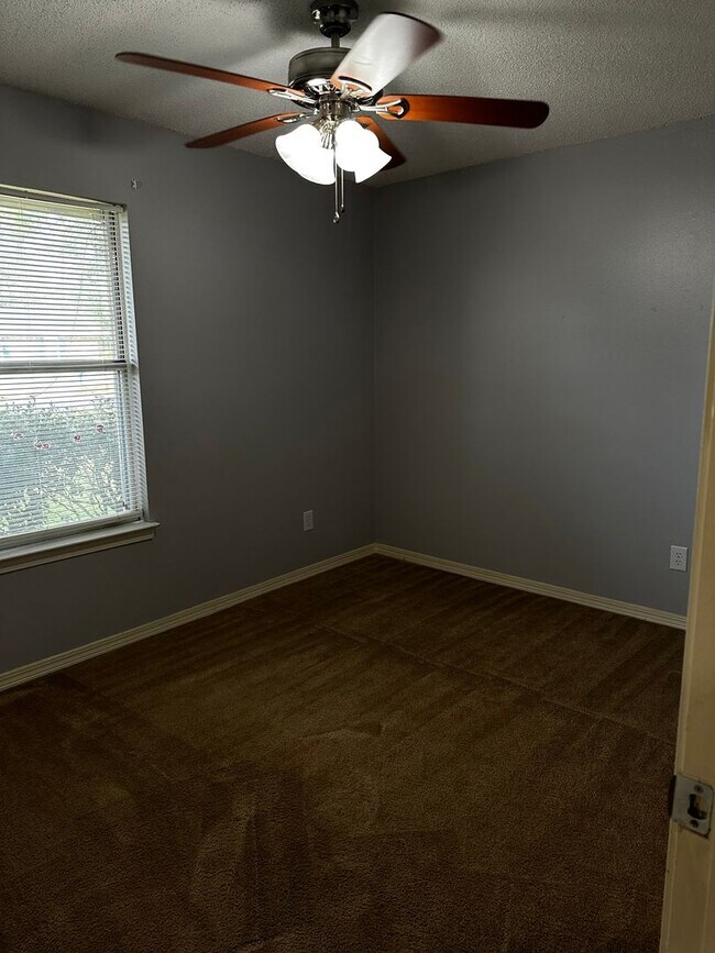 Building Photo - Country Living