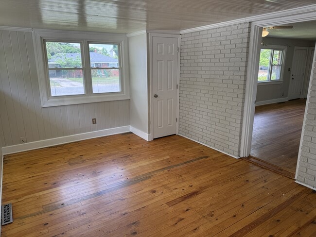 Building Photo - 2500 E 3rd St