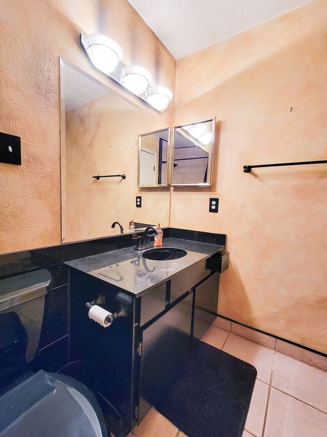 Building Photo - This corner unit is great because being on the end unit is more private and there are no condo's ...