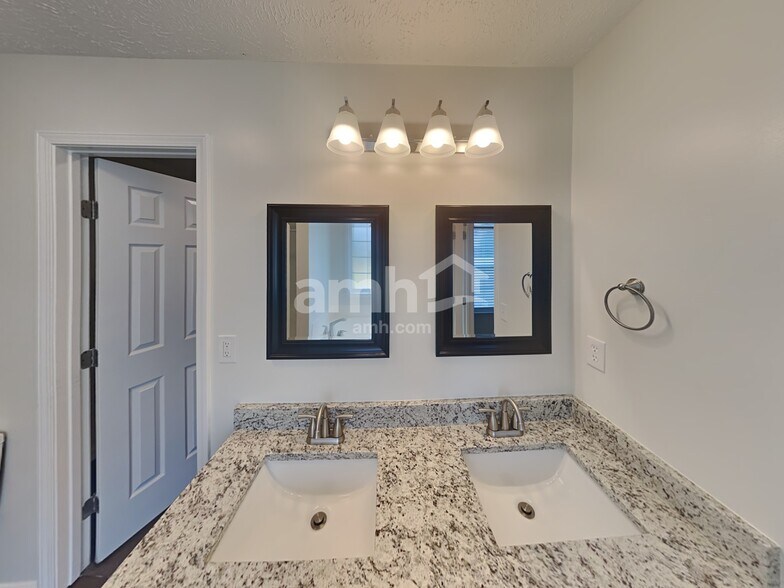 Building Photo - 651 Crescent Rd