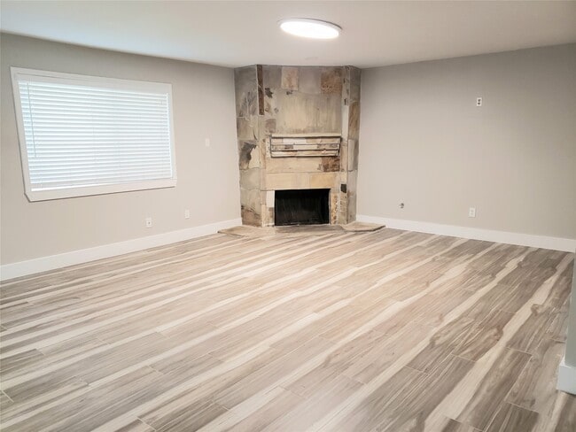 Building Photo - 3922 Green Crest Dr