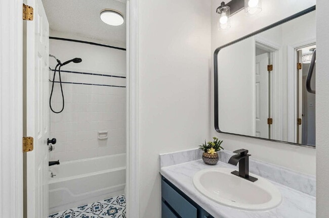 Building Photo - 3-Bed Spacious End Unit Townhouse