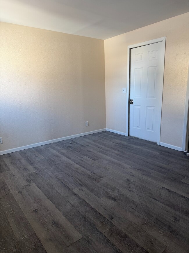 Building Photo - 458 S Float Ave