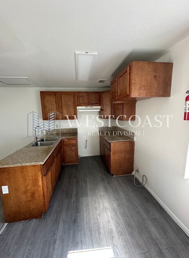 Building Photo - Charming 2-Bed / 2-Bath Home in Rialto – I...