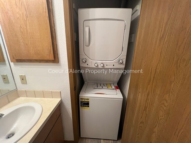 Building Photo - 1 bedroom, 1 bathroom apartment w/ great l...