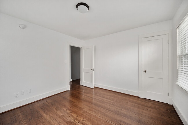 Building Photo - 819 Weedon St