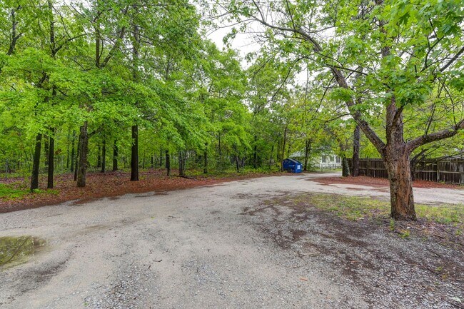 Building Photo - 2 bedroom, 1.5 bath home for rent in the h...