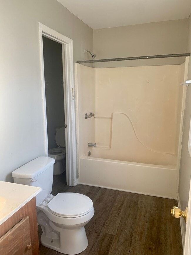 Building Photo - Promise Land Historic Walking District Downtown Morehead City! Charming 4 bedroom 1 1/2 bath Home...