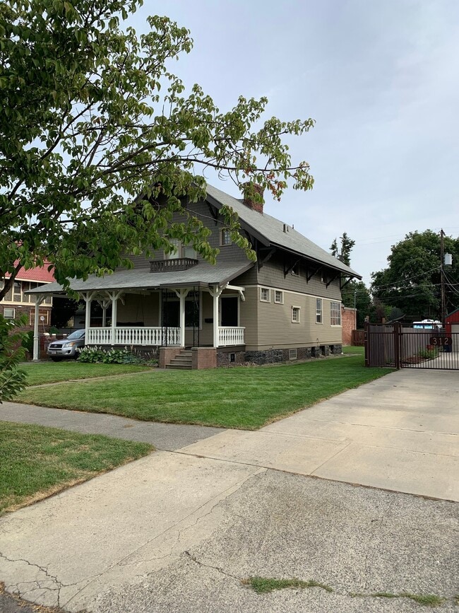 Building Photo - 318 E Augusta Ave