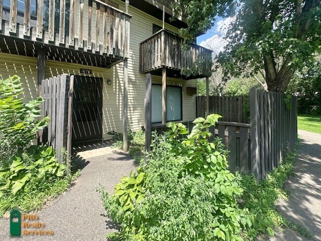 Building Photo - Recently Remodeled 1 Bedroom Condo