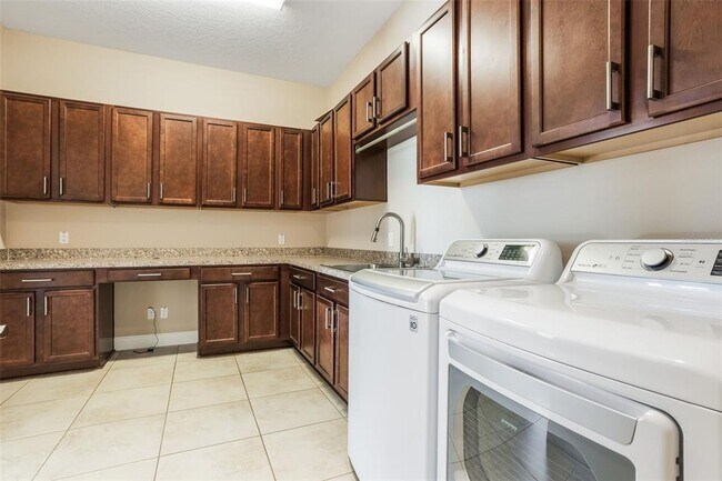 Building Photo - 290 Silver Maple Rd