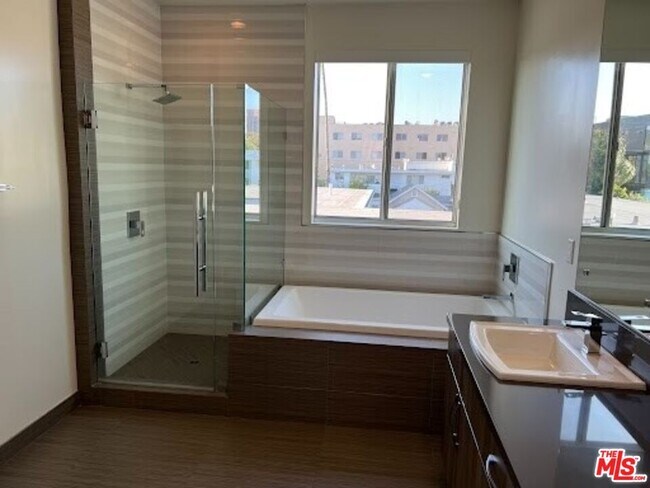 Building Photo - 1715 Armacost Ave