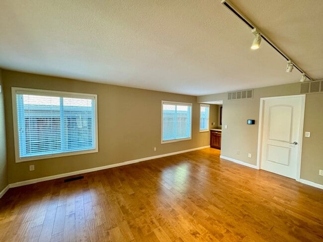 Building Photo - Wonderful 2 story home in Walnut Creek nea...