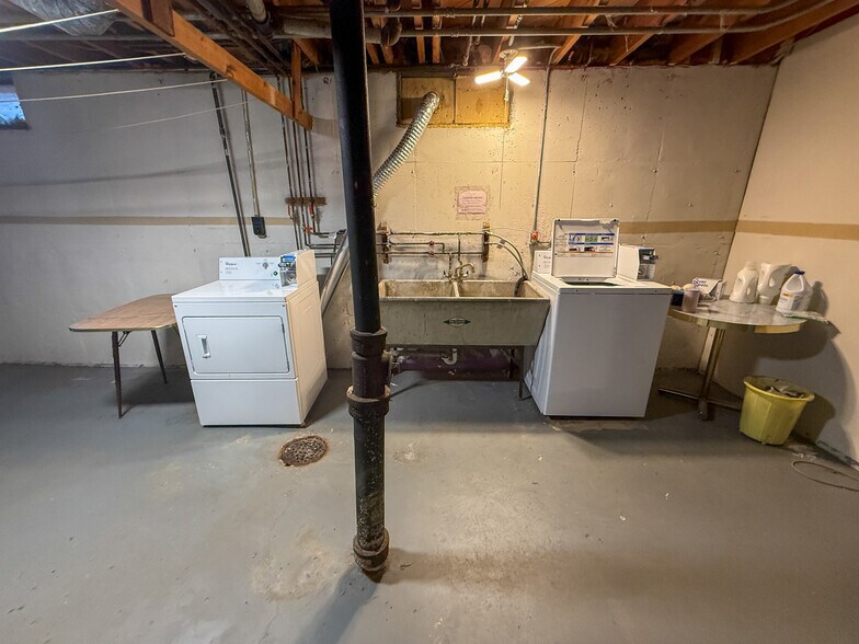 Building Photo - 426 Rushmore Ln