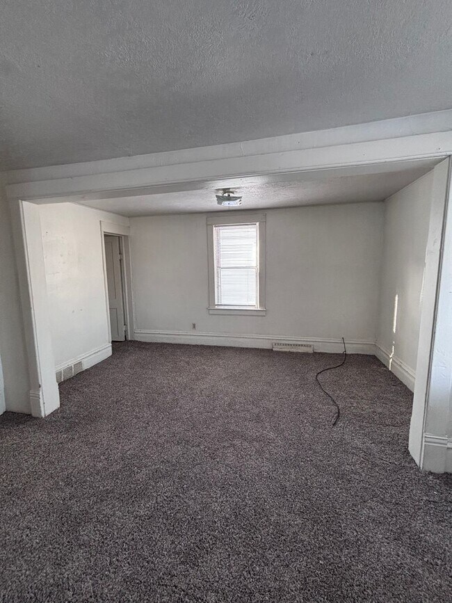 Building Photo - 2 Bedroom House!