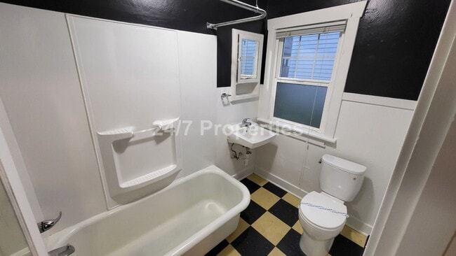 Building Photo - Large 1BD I 1BA Unit - Hawthorne Belmont!