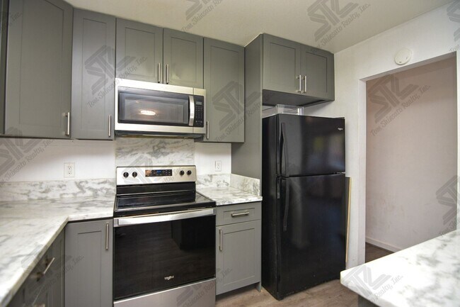 Building Photo - 3BR / 2Bath / 3Pkg - Home in Aiea!