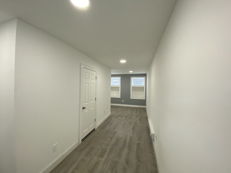 Building Photo - 301 Lilac Ln