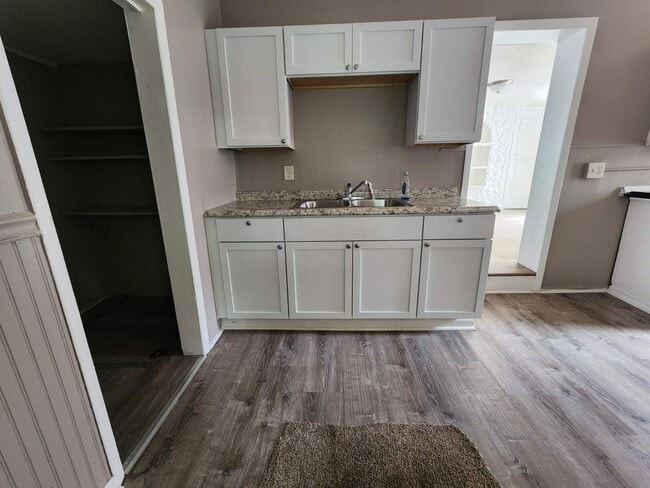 Building Photo - Two Bedroom Single Family Home!
