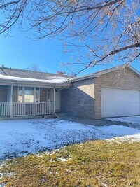 Building Photo - Beautifully Maintained 2 Bed, 2 Bath Ranch Style Townhome with 2 Car Garage in East Loveland