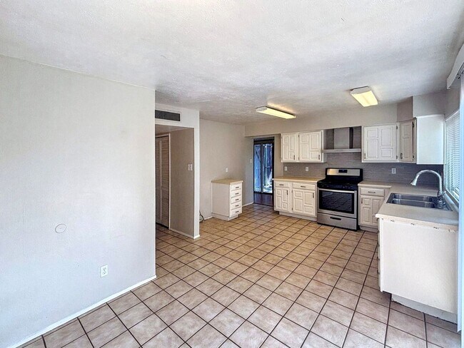 Building Photo - Effortless Living in a Beautifully Modernized Space!