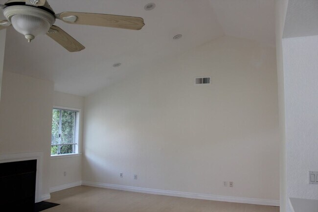 Building Photo - 2-bedroom, 2-bathroom Apartment located in...