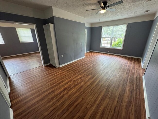 Building Photo - 219 2nd St
