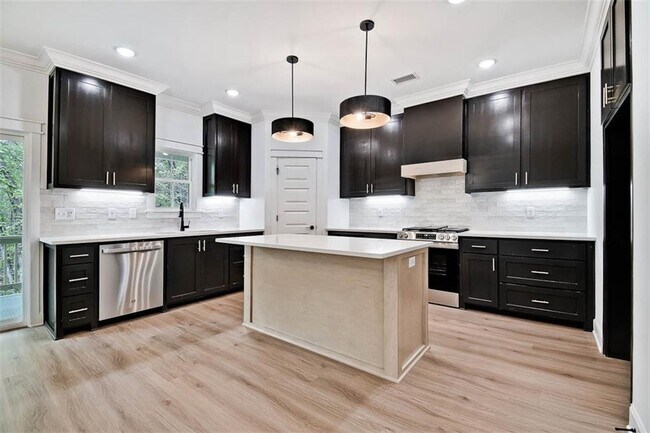 Building Photo - 4 Forfar Dr