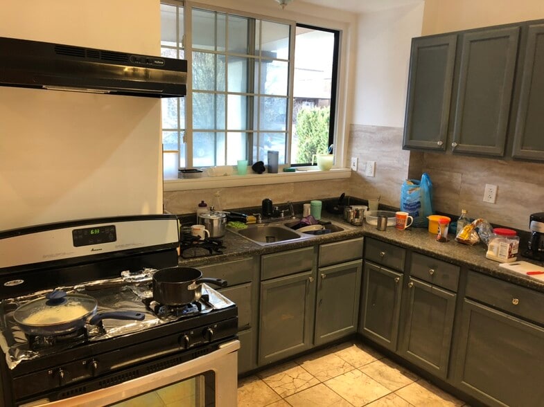 Building Photo - 5818 Hobart St