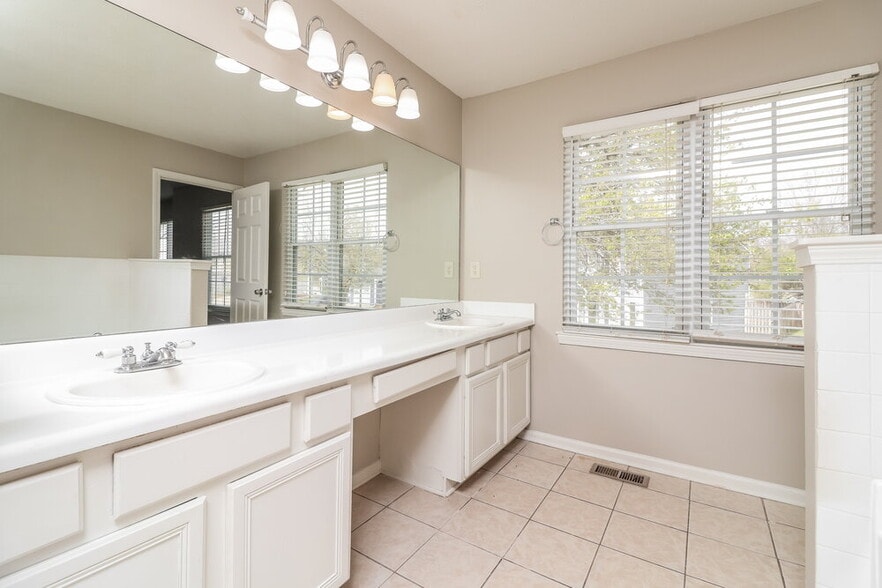 Building Photo - 2710 Park Ave