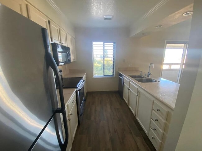 Building Photo - 585 Hawthorne St