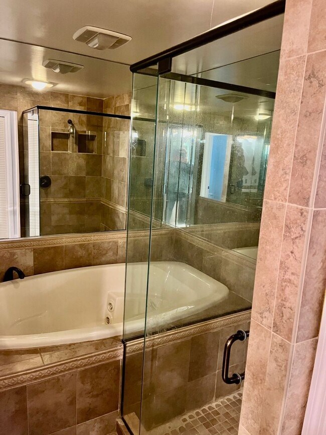 Building Photo - AVAILABLE 07/01!  HUGE 3300sqft  4BR/3.5BA...
