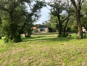 Building Photo - 425 Private Rd 816