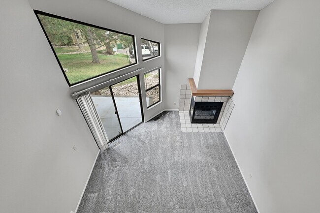 Building Photo - $1,850.00, 2 bed, 2 bath, located in Color...